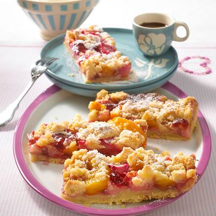 Rhabarber-Pfirsich-Streuselkuchen Rezept