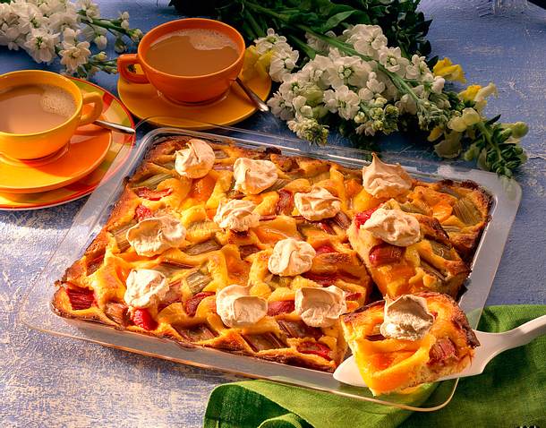 Rhabarber-Pfirsichkuchen mit Baiser Rezept Rhabarber-Pfirsichkuchen mit Baiser Rezept