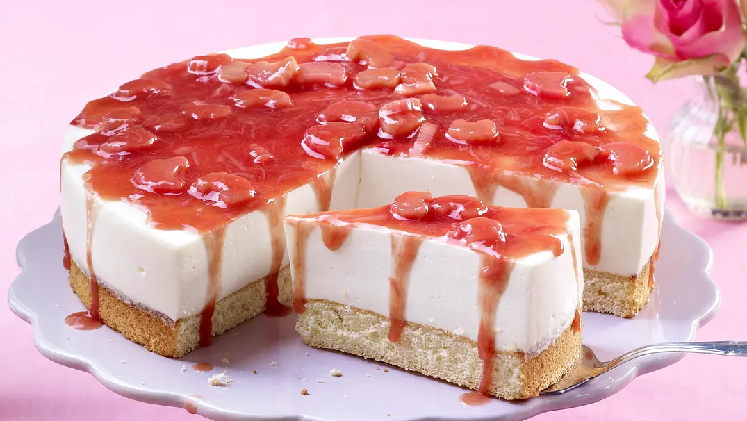 Rhabarber-Quark-Torte mit Eierlikör Rezept - Foto: LECKER @ Bauer Media Group Rhabarber-Quark-Torte mit Eierlikör Rezept - Foto: LECKER @ Bauer Media Group