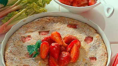 Rhabarber-Quarkauflauf mit Erdbeeren Rezept - Foto: LECKER @ Bauer Media Group