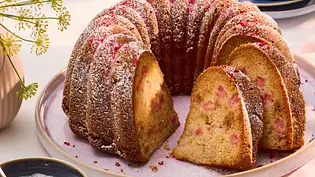 Rhabarber-Rührkuchen (mit Marzipan) Rezept - Foto: LECKER @ Bauer Media Group