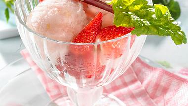 Rhabarber-Sorbet mit Erdbeeren Rezept - Foto: House of Food / Bauer Food Experts KG