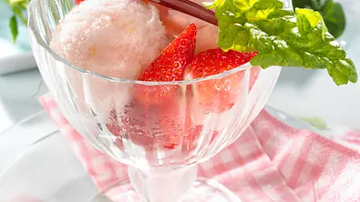 Rhabarber-Sorbet mit Erdbeeren Rezept - Foto: LECKER @ Bauer Media Group
