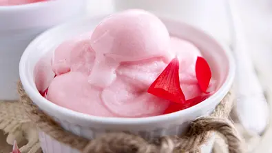 Rhabarber-Sorbet mit weißem Tee und kandierten Früchten Rezept - Foto: LECKER @ Bauer Media Group