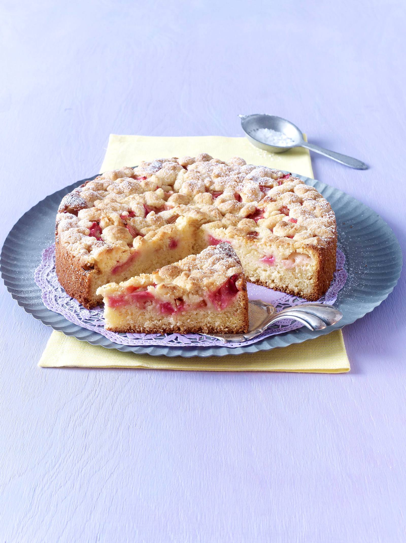 Rhabarber-Kokos-Streuselkuchen Rezept | LECKER