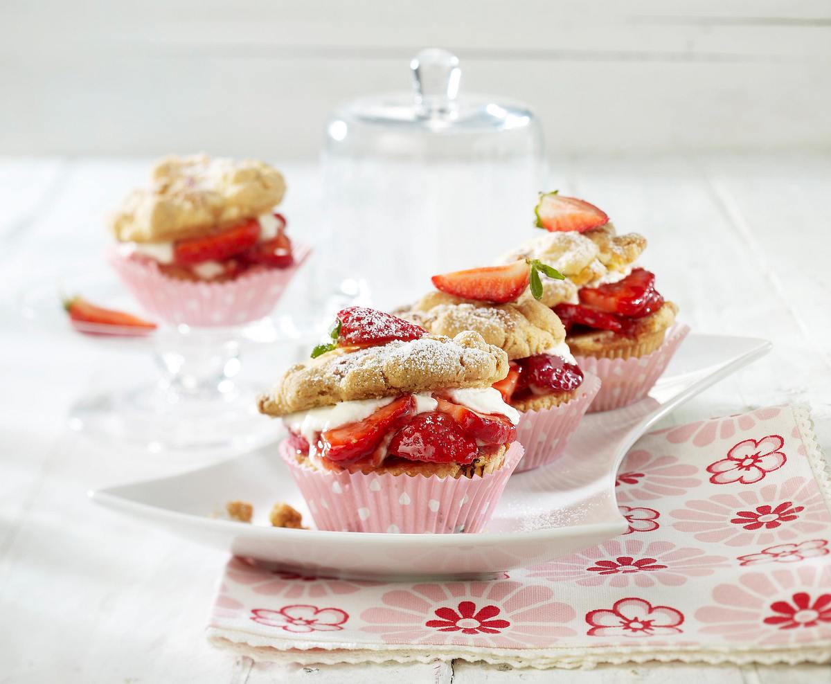 Rhabarber-Streuselmuffins mit Erdbeeren Rezept