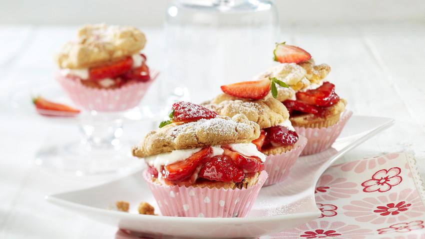 Rhabarber-Streuselmuffins mit Erdbeeren Rezept - Foto: House of Food / Bauer Food Experts KG