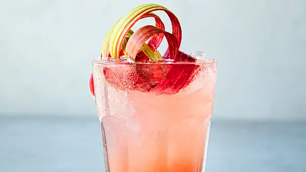Ein Glas rosafarbenes Rhabarber-Tonic mit Deko aus Rhabarberschale - Foto: Simone Neufing für LECKER @ Bauer Media Group Ein Glas rosafarbenes Rhabarber-Tonic mit Deko aus Rhabarberschale - Foto: Simone Neufing für LECKER @ Bauer Media Group