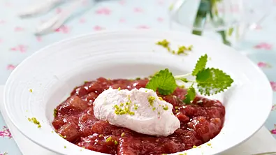 Rhabarber-Topfen-Mousse auf Rhabarber-Kompott Rezept - Foto: LECKER @ Bauer Media Group
