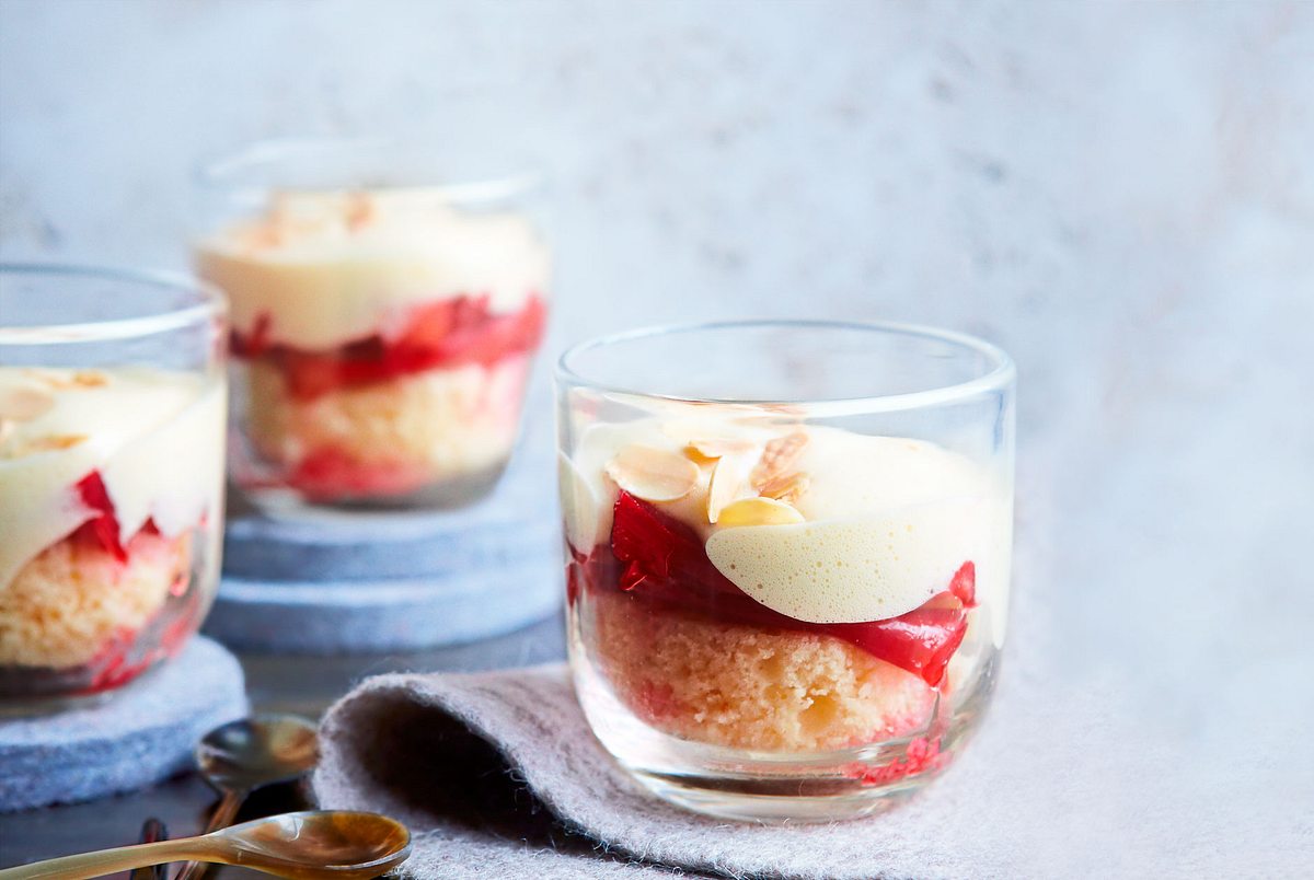 Rhabarber-Trifle mit Eierlikörsahne Rezept