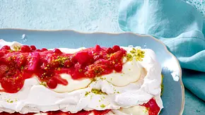 Rhabarber-Zitronen-Pavlova Rezept - Foto: LECKER @ Bauer Media Group Rhabarber-Zitronen-Pavlova Rezept - Foto: LECKER @ Bauer Media Group