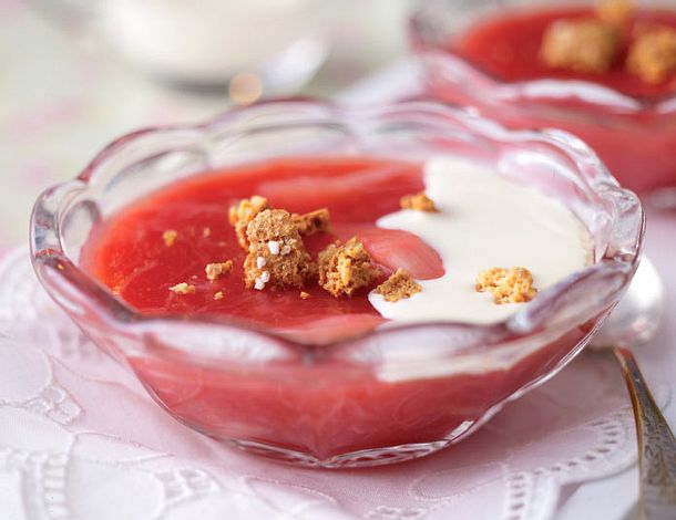 Rhabarbergrütze mit flüssiger Sahne Rezept Rhabarbergrütze mit flüssiger Sahne Rezept