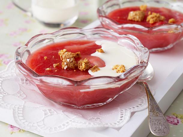Rhabarbergrütze mit flüssiger Sahne Rezept Rhabarbergrütze mit flüssiger Sahne Rezept