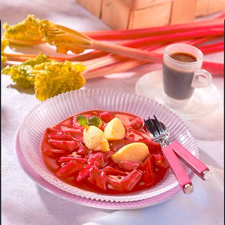 Rhabarbergrütze mit Grieß-Klößchen Rezept Rhabarbergrütze mit Grieß-Klößchen Rezept
