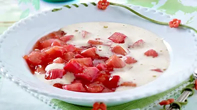 Eine weiße Schale mit Rhabarbergrütze und Zabaione. - Foto: LECKER @ Bauer Media Group