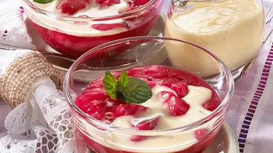 Rhabarbergrütze mit selbstgemachter Vanillesoße Rezept - Foto: LECKER @ Bauer Media Group