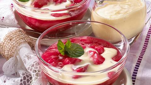 Rhabarbergrütze mit selbstgemachter Vanillesoße Rezept - Foto: House of Food / Bauer Food Experts KG