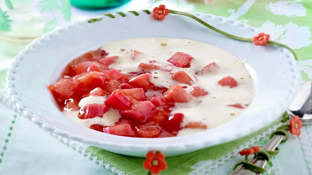 Rhabarbergrütze mit Zabaione Rezept - Foto: LECKER @ Bauer Media Group