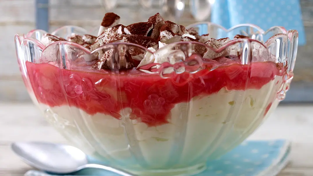 Rhabarberkompott auf Mascarpone-Baiser-Creme Rezept - Foto: LECKER @ Bauer Media Group