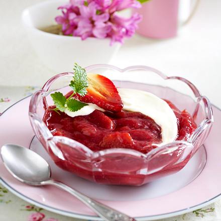 Rhabarberkompott mit Crème fraîche Rezept
