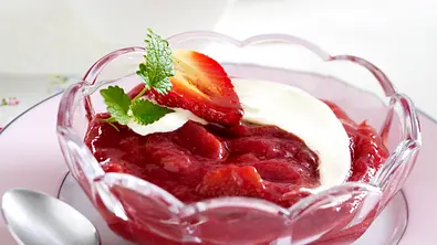 Rhabarberkompott mit Crème fraîche Rezept - Foto: LECKER @ Bauer Media Group