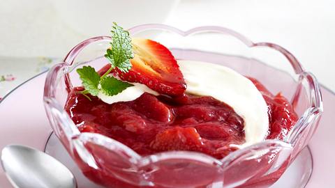 Rhabarberkompott mit Crème fraîche Rezept - Foto: House of Food / Bauer Food Experts KG