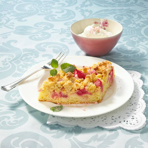 Rhabarberkuchen mit Marzipanstreusel Rezept