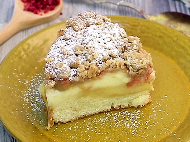 Rhabarberkuchen mit Pudding Rezept | LECKER