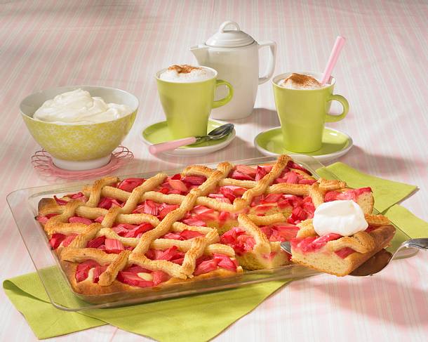 Rhabarberkuchen vom Blech mit Makronengitter Rezept