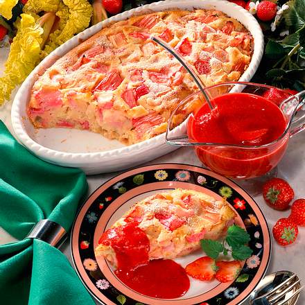 Rhabarbermichel mit Erdbeersoße Rezept Rhabarbermichel mit Erdbeersoße Rezept