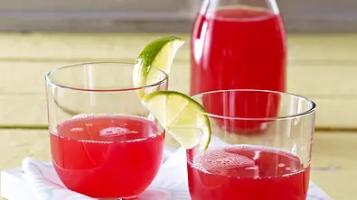 Rhabarbersaft mit Himbeeren und Limette Rezept - Foto: LECKER @ Bauer Media Group