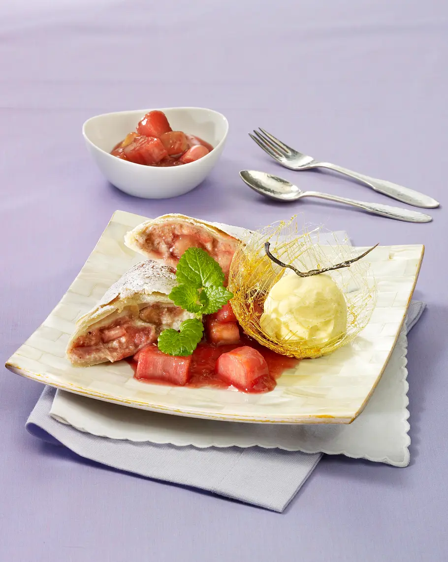Rhabarberstrudel mit Vanilleeis Rezept Rhabarberstrudel mit Vanilleeis Rezept