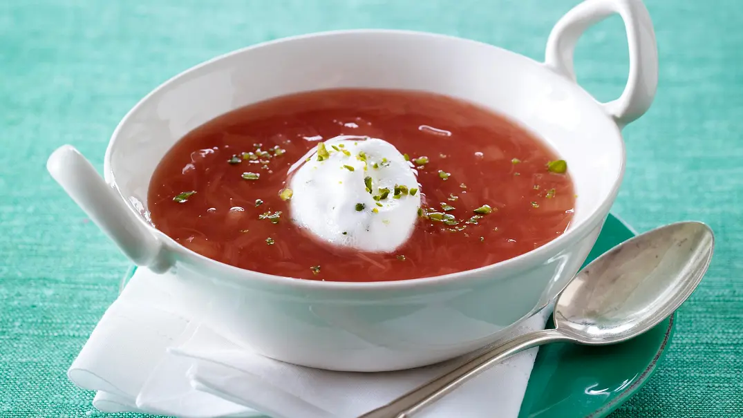 Rhabarbersuppe mit Schneeklößchen Rezept - Foto: LECKER @ Bauer Media Group Rhabarbersuppe mit Schneeklößchen Rezept - Foto: LECKER @ Bauer Media Group