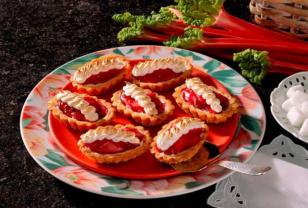 Rhabarbertörtchen mit Baiser Rezept Rhabarbertörtchen mit Baiser Rezept