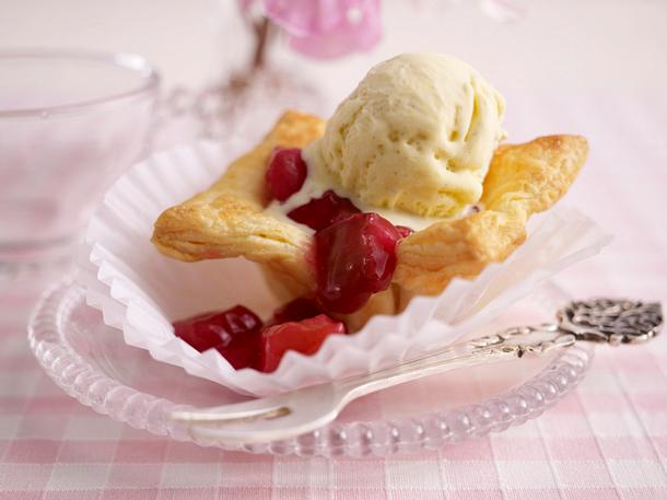 Rhabarbertörtchen mit Vanilleeis Rezept Rhabarbertörtchen mit Vanilleeis Rezept
