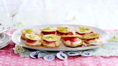 Rhabarbertörtchen mit weißer Schokocreme Rezept - Foto: LECKER @ Bauer Media Group