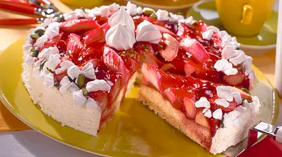 Rhabarbertorte mit Baiserbrösel Rezept - Foto: LECKER @ Bauer Media Group