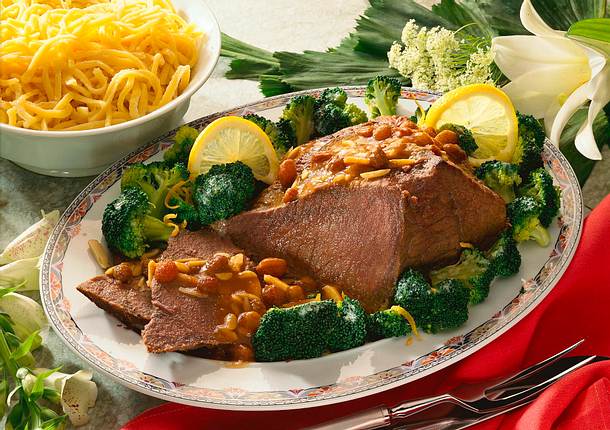 Rheinischer Sauerbraten mit Broccoligemüse Rezept Rheinischer Sauerbraten mit Broccoligemüse Rezept