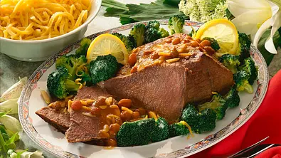 Rheinischer Sauerbraten mit Broccoligemüse Rezept - Foto: LECKER @ Bauer Media Group