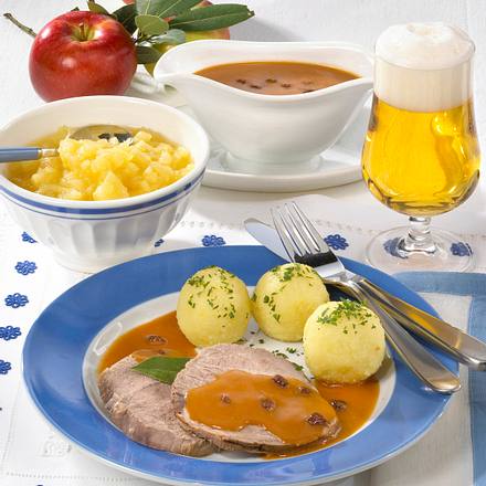 Rheinischer Sauerbraten mit Knödel und Apfelkompott Rezept