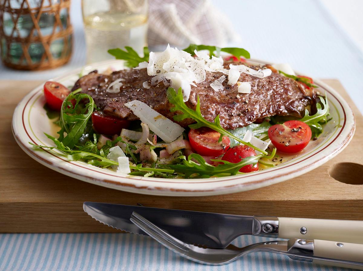 Rib-Eye Steak auf Rucola-Salat und Parmesan Rezept