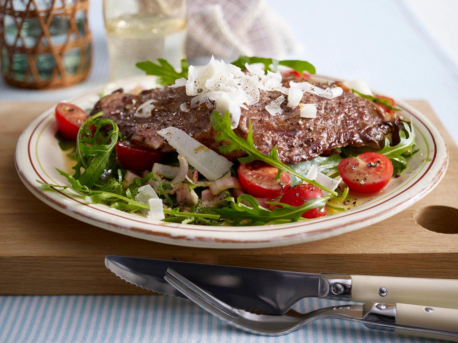 Rib-Eye Steak auf Rucola-Salat und Parmesan Rezept | LECKER