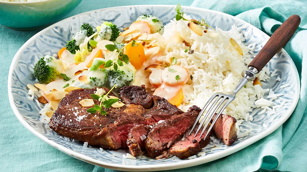 Rib eye Steak zu Rahmgemüse und Reis Rezept - Foto: LECKER @ Bauer Media Group