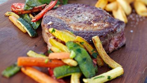 Rib-Eye-Steaks mit Grillgemüse Rezept - Foto: House of Food / Bauer Food Experts KG