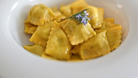 Ricetta dellAgnolotto gobbo (Teigtäschchen mit Fleischfüllung) Rezept - Foto: House of Food / Bauer Food Experts KG