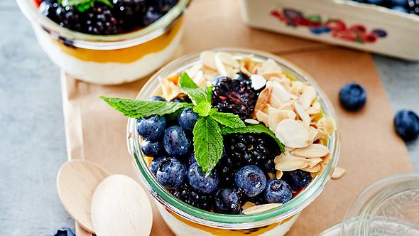 Gesundes Frühstück mit Beeren, Joghurt und Haferflocken