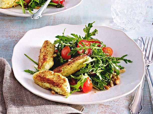 Ricotta-Basilikum-Nocken auf Rauke-Tomatensalat mit Pinienkernen Rezept