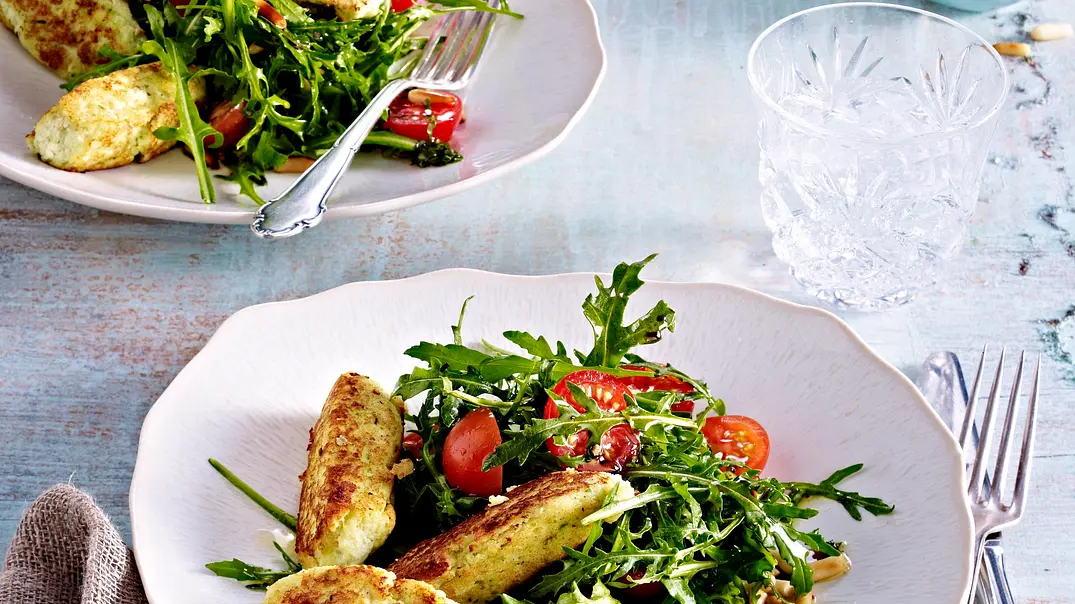 Ricotta-Basilikum-Nocken auf Rauke-Tomatensalat mit Pinienkernen Rezept - Foto: LECKER @ Bauer Media Group