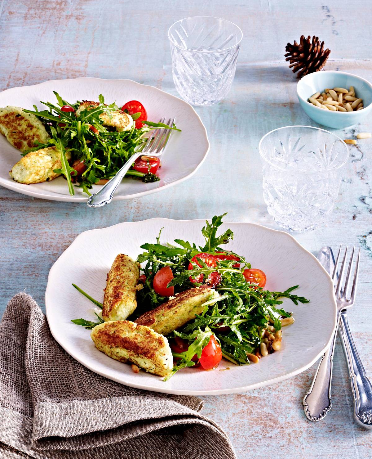 Ricotta-Basilikum-Nocken auf Rauke-Tomatensalat mit Pinienkernen Rezept