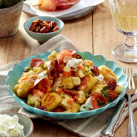 Ricotta-Gnocchi mit Möhren-Pastinaken-Rahm und Nüssen Rezept
